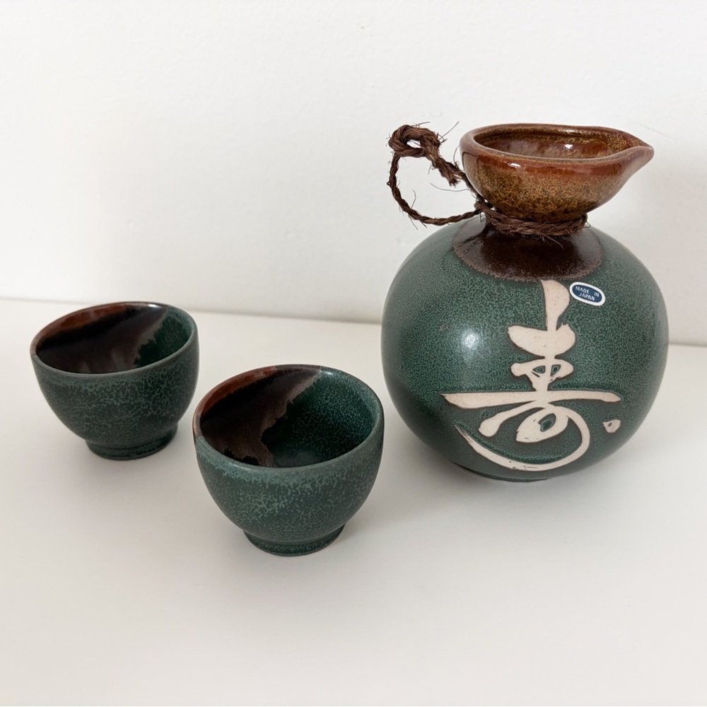 BNIB Vintage Ceramic Sake Set – Bottle + 2 Cups (New in Box), Made in Japan - Picture 2 of 7